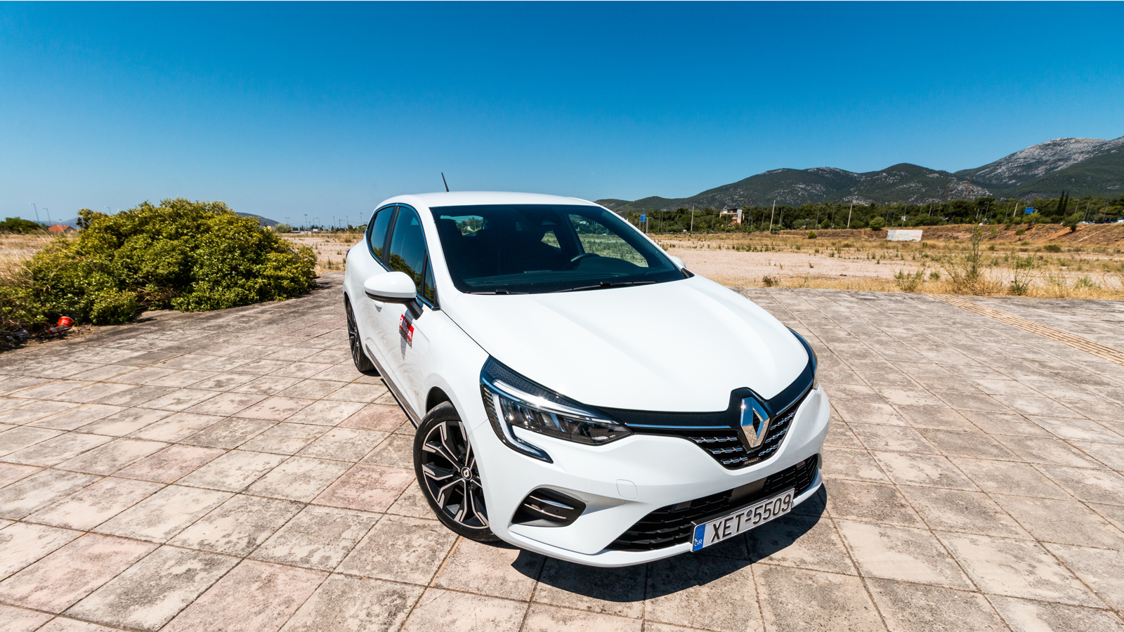 Στο Renault Clio ξεχωρίζουν τα φωτιστικά σώματα σε σχήμα «C» και οι ζάντες 17 ιντσών